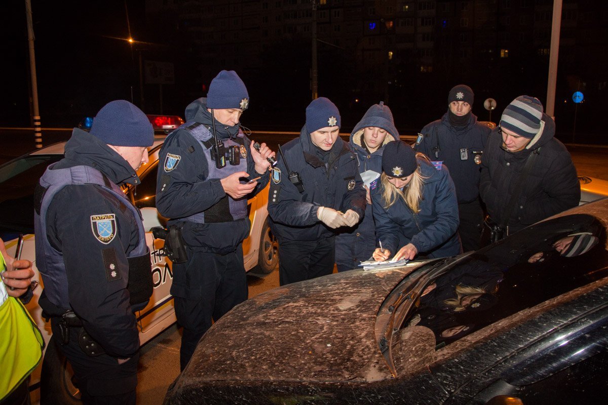 Следователь завершает составлять протокол