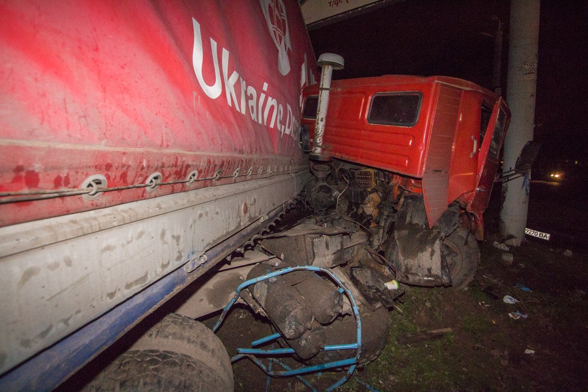 Грузовой автомобиль КамАЗ двигался по Донецкому шоссе в направлении выезда из города