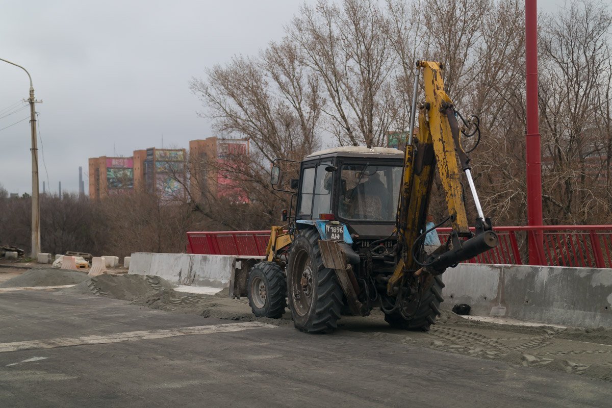 На мосту работает асфальтоукладчик