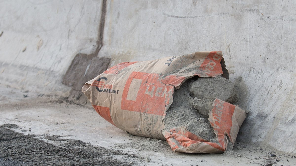 Сейчас отремонтирована только одна полоса движения