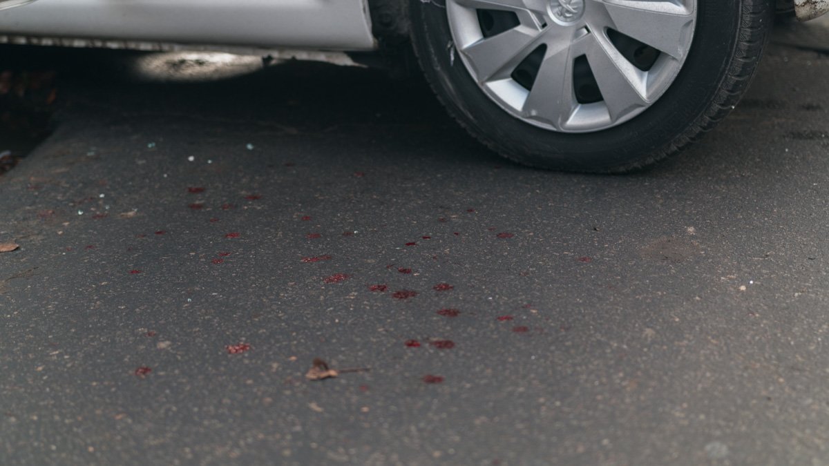 Водителя Peugeot с травмами рук забрала "скорая" 