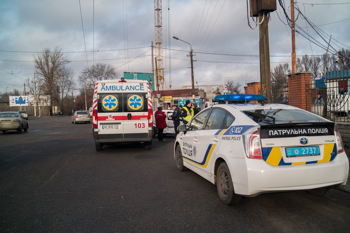 На месте аварии работает полиция