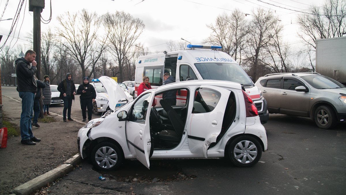 Автомобиль откинуло к тротуару