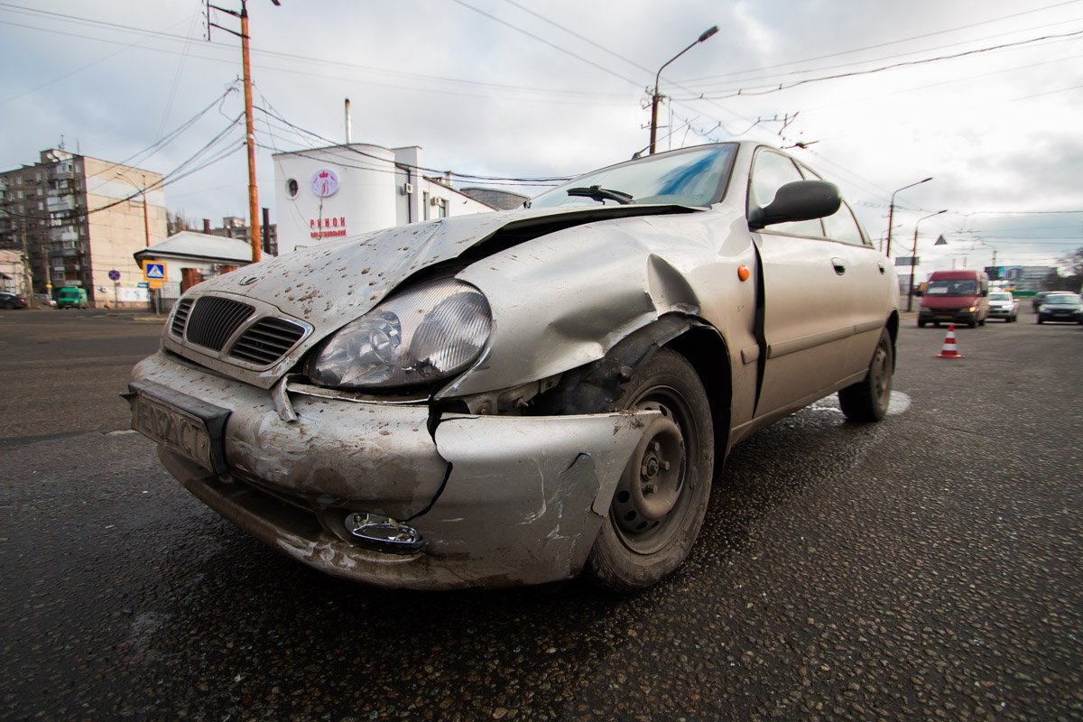 Передняя часть Lanosа серьезно пострадала