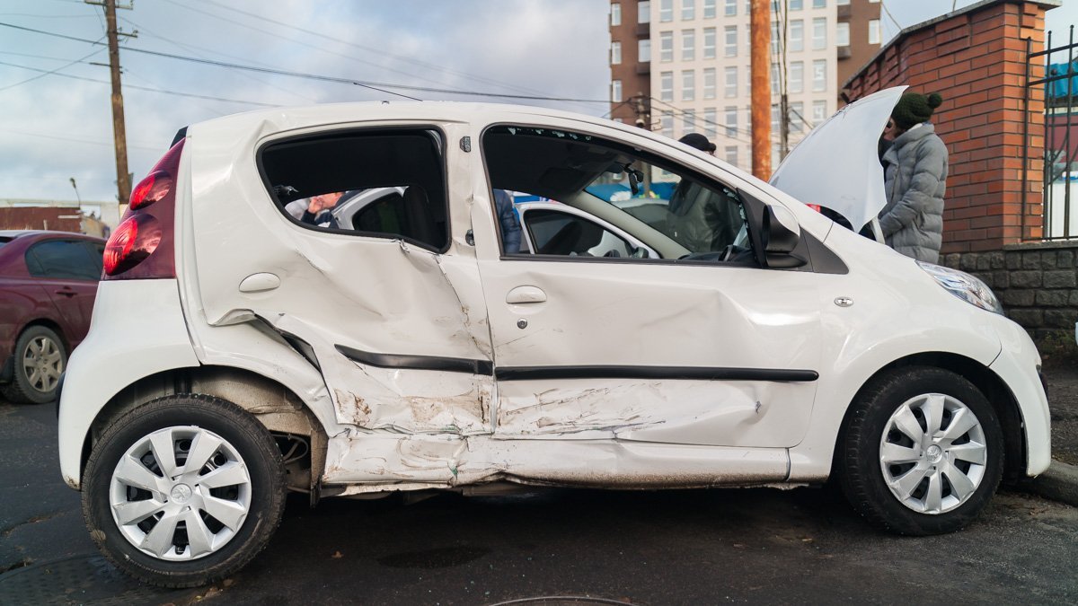 Toyota врезалась в Peugeot на большой скорости 