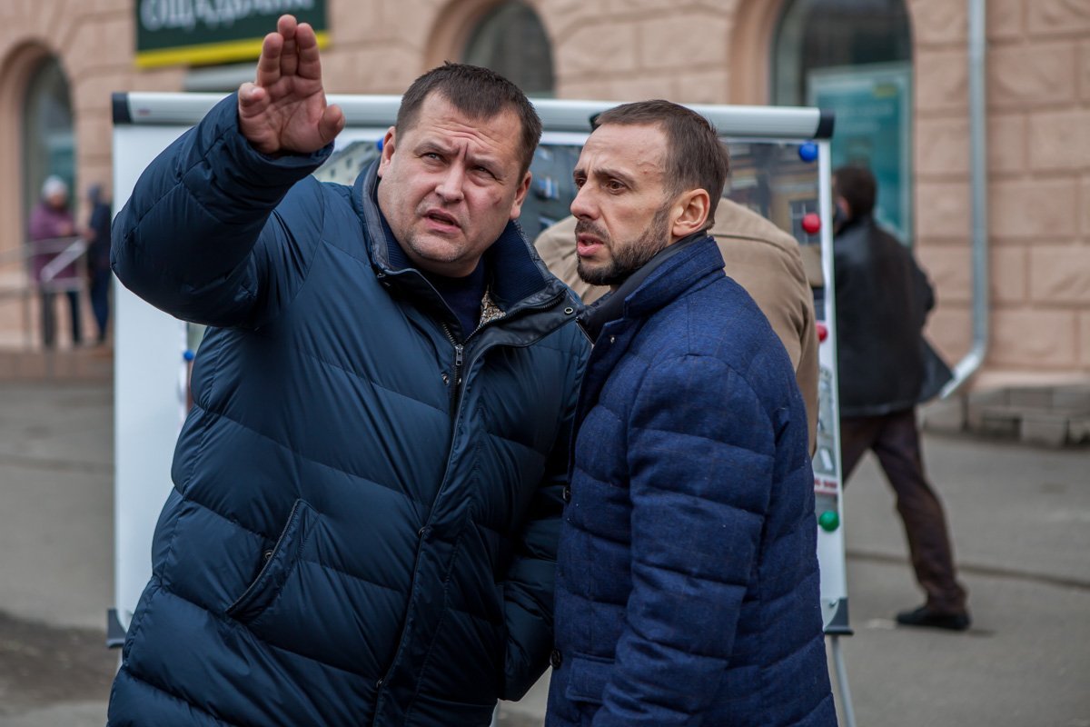 Городской голова Борис Филатов и советник мэра Максим Кучугура проверили ход работ на Вокзальной площади