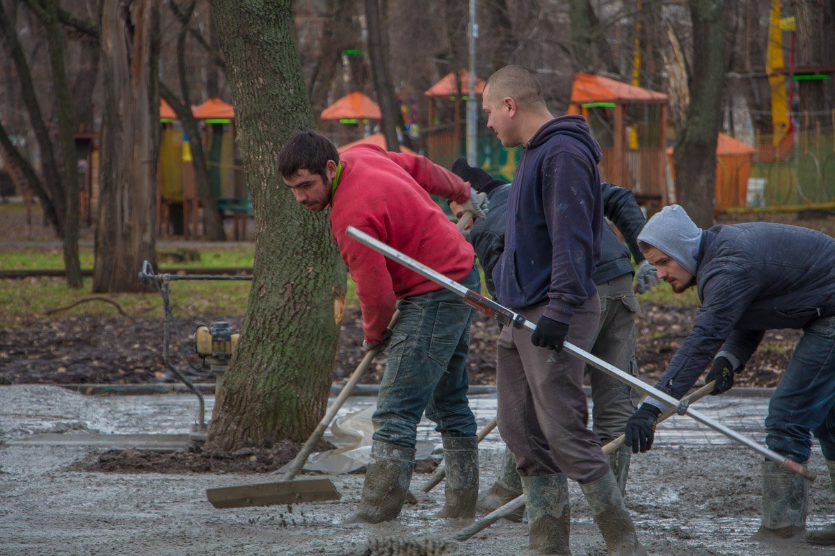 Площадку для детей начали строить еще де недели назад