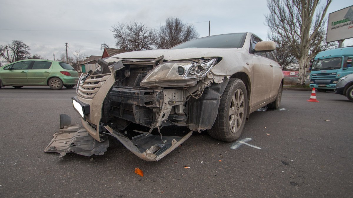 Женщина на Toyota поворачивала на зеленый свет Женщина на Toyota поворачивала на зеленый свет