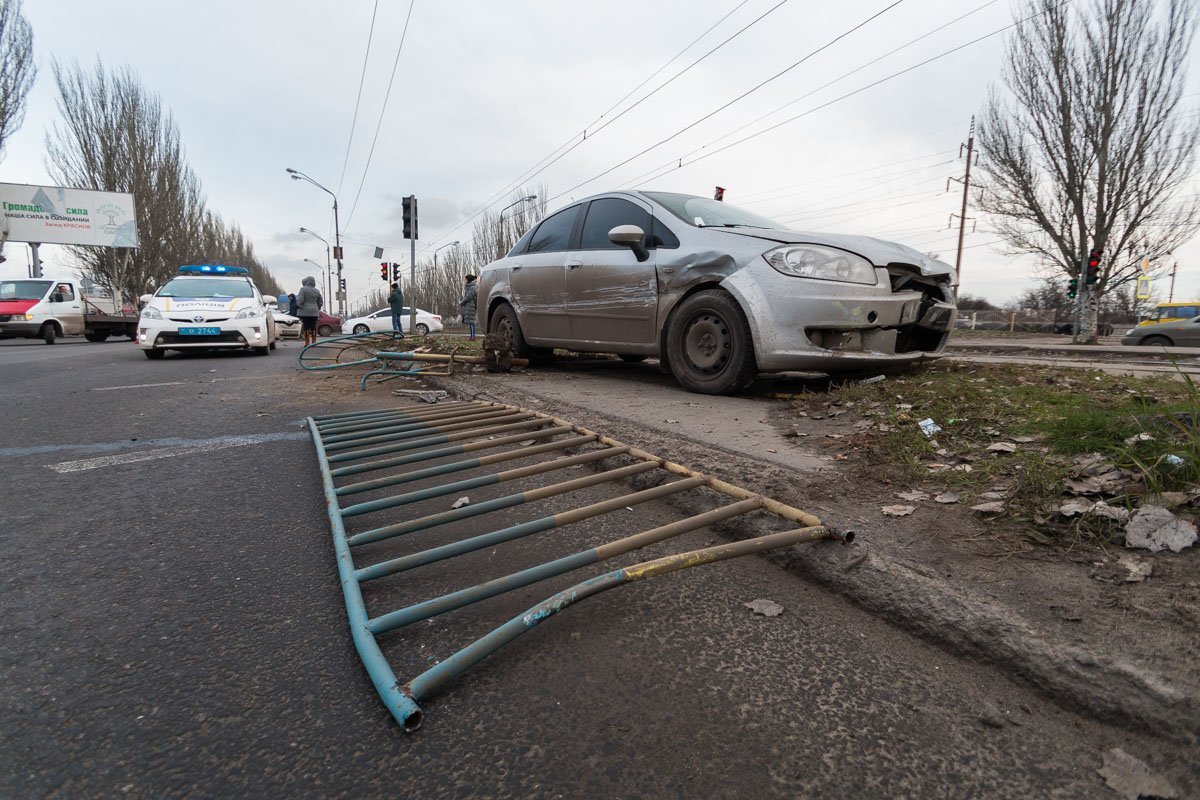На месте происшествия работает полиция На месте происшествия работает полиция