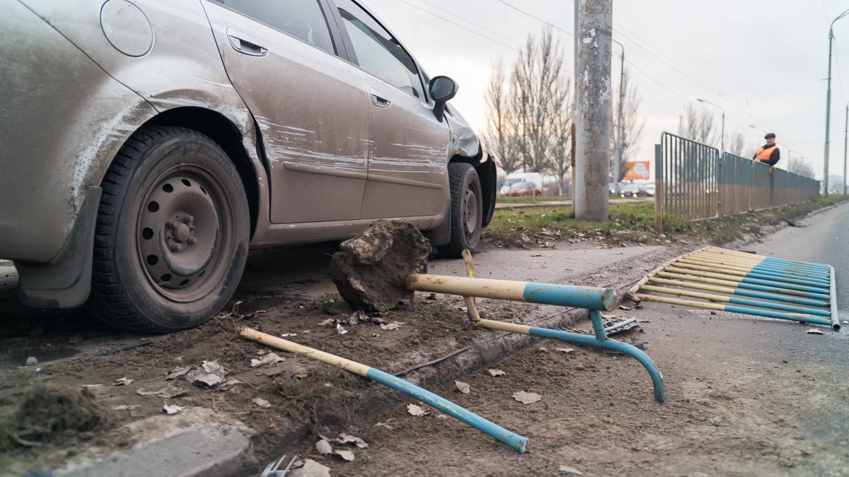 Fiat снес дорожное ограждение Fiat снес дорожное ограждение