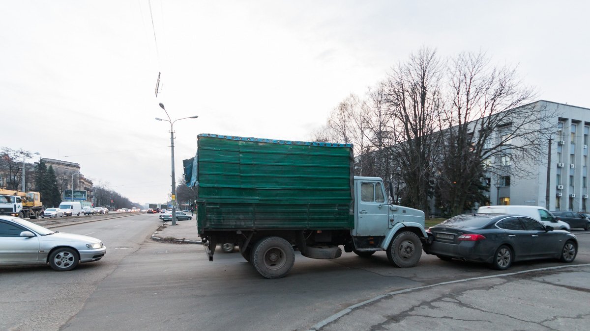 На месте ДТП образовалась пробка вдоль улицы Грушевского На месте ДТП образовалась пробка вдоль улицы Грушевского