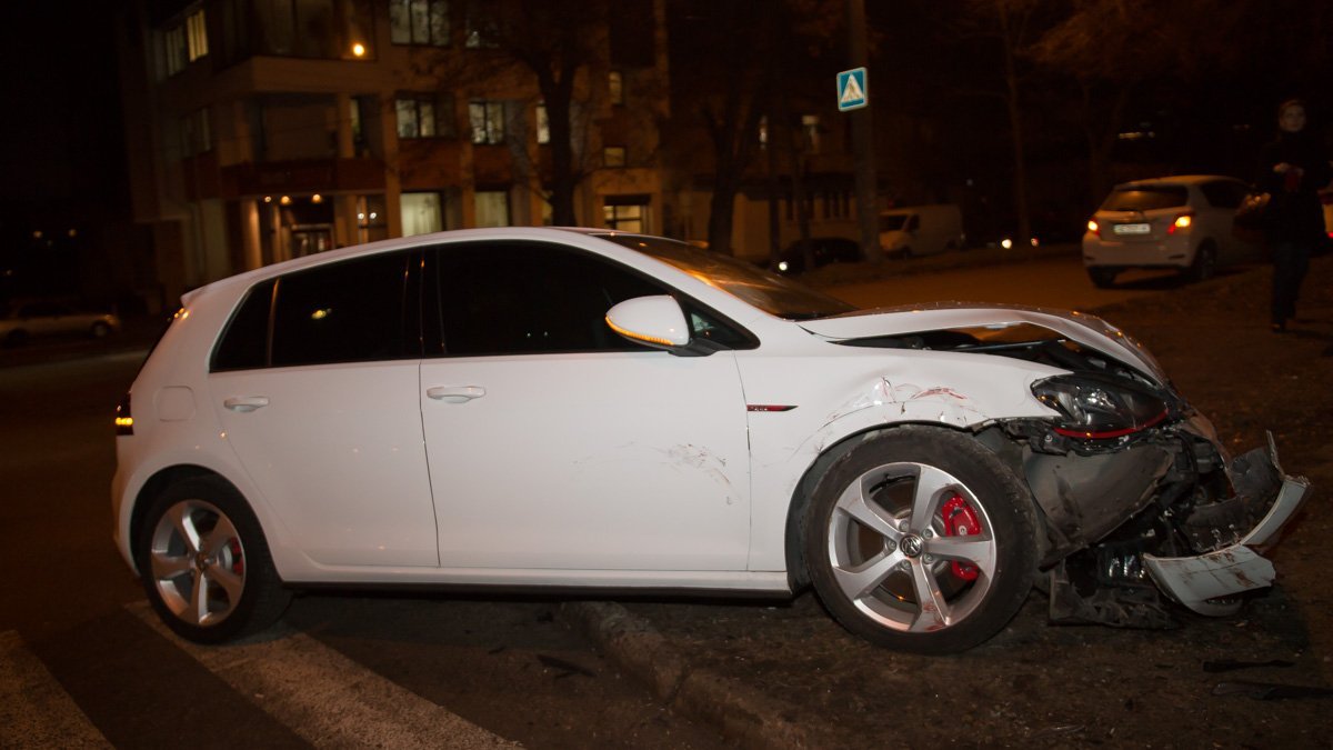 Столкнулись Chevrolet и Volkswagen