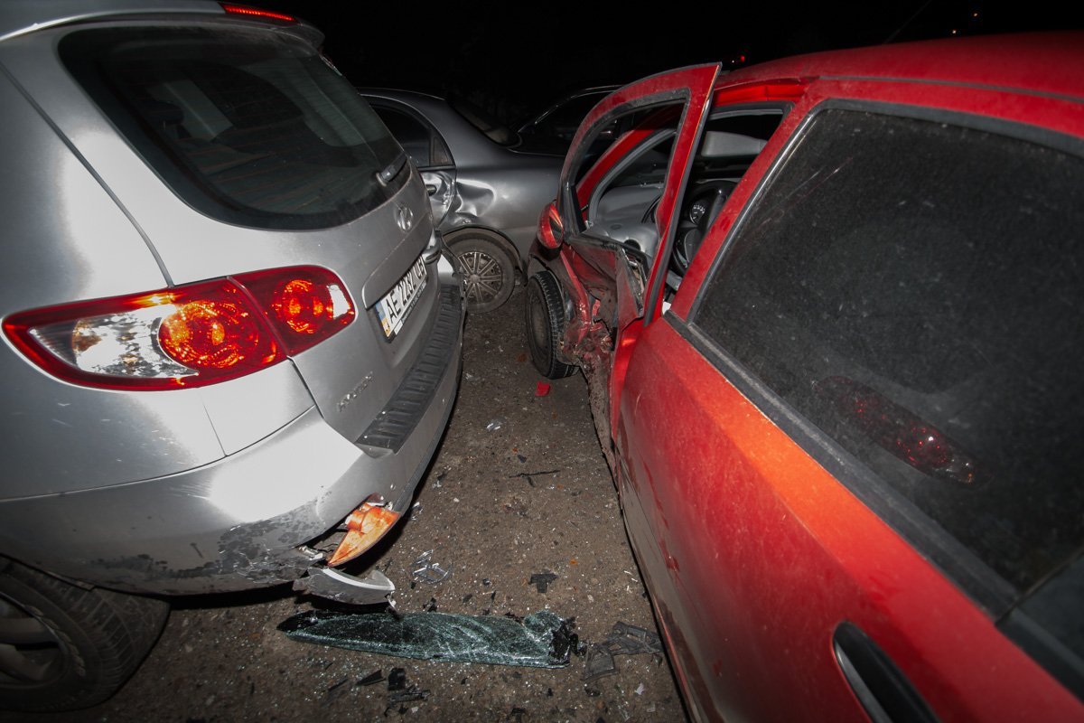 После столкновения второй автомобиль "откинуло" на обочину и он врезался еще в три припаркованных авто: Hyundai,  Daewoo и Audi