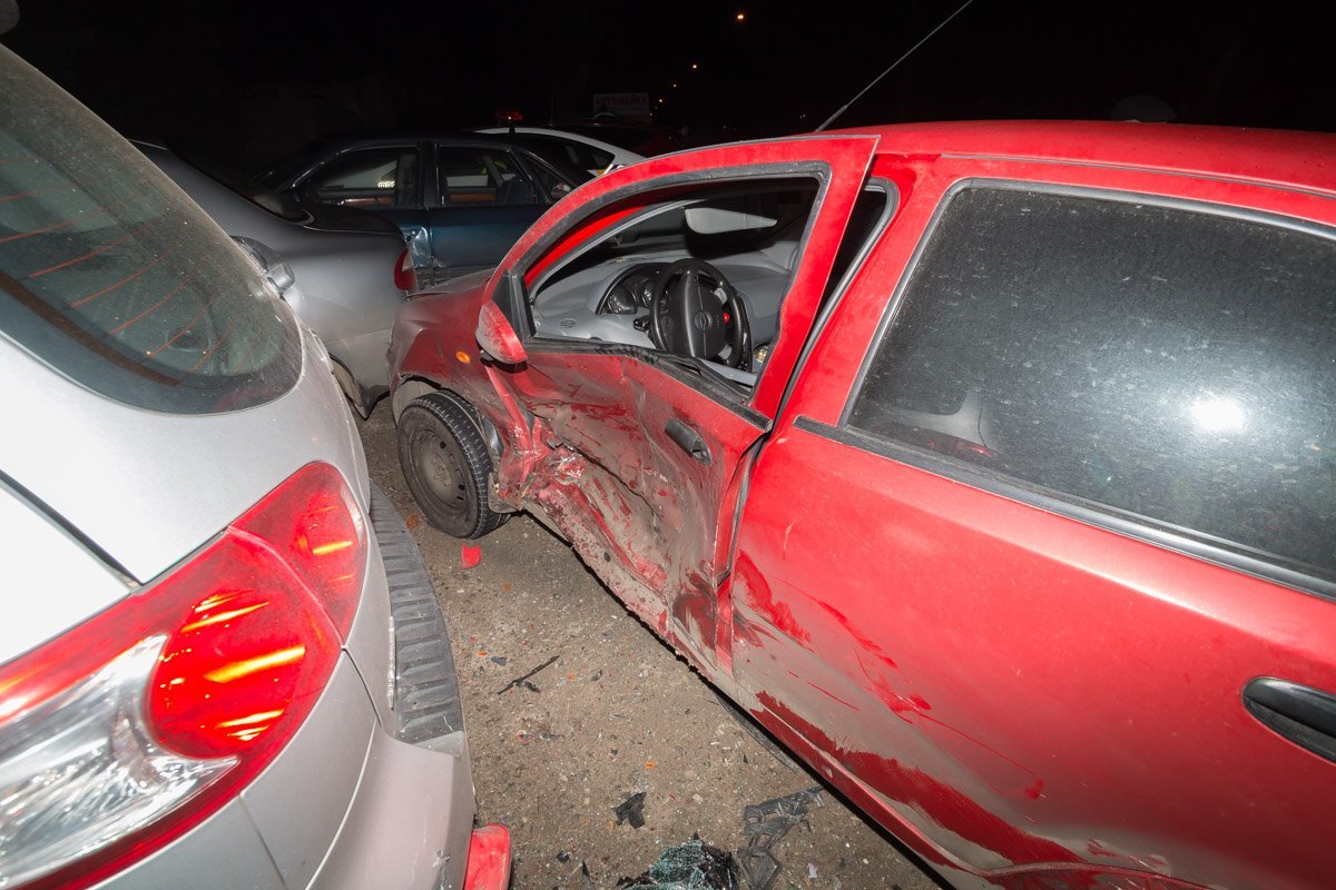 На пересечении с улицей Бородинской Chevrolet не уступил дорогу, вследствие чего Volkswagen врезался в левую боковую часть Chevrolet