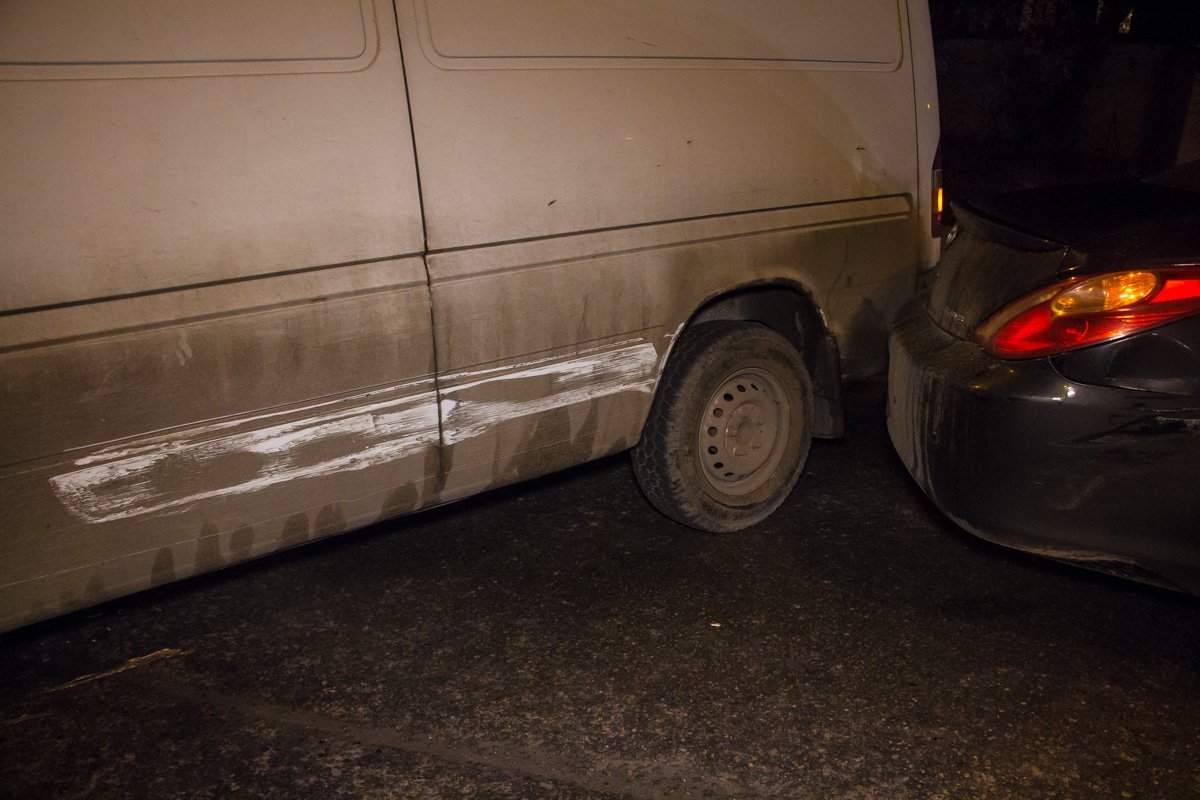 Место столкновения Toyota и микроавтобуса Mercedes Место столкновения Toyota и микроавтобуса Mercedes