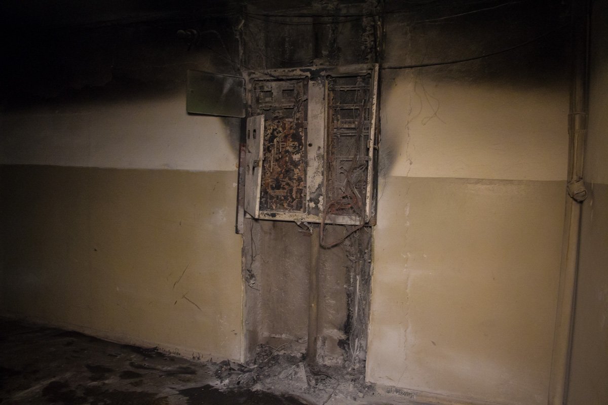 Около 17:30 внезапно загорелся электрощит на 3 этаже Около 17:30 внезапно загорелся электрощит на 3 этаже