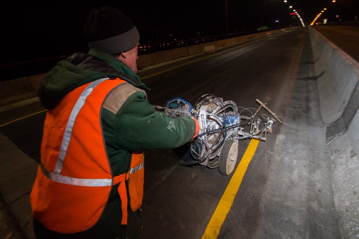 Город спит, а рабочие на Новом мосту наносят разметку Город спит, а рабочие на Новом мосту наносят разметку