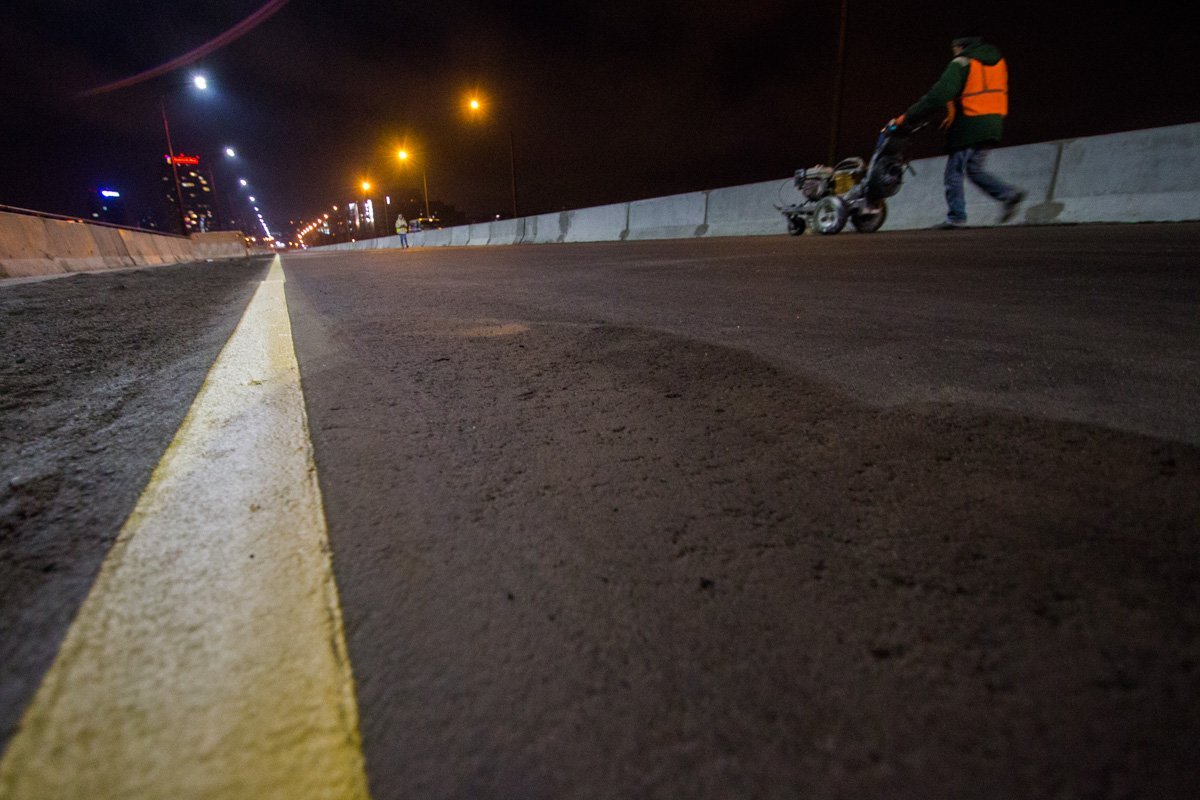 Свеженькая, желтая сплошная линия Свеженькая, желтая сплошная линия