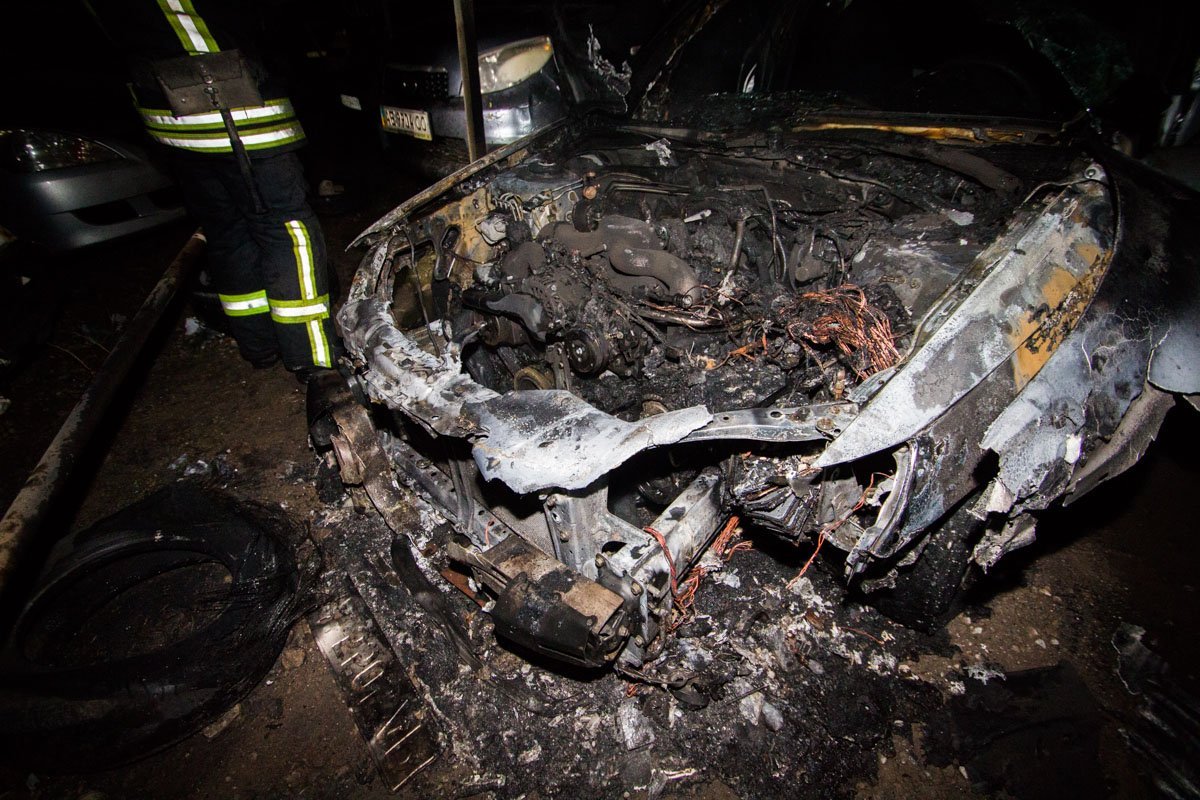 На улице Суворова загорелся автомобиль Subaru На улице Суворова загорелся автомобиль Subaru