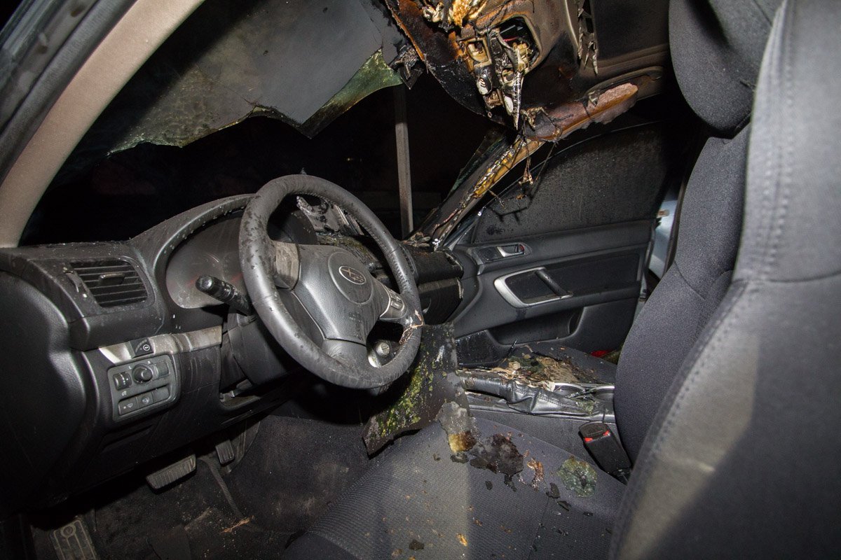 Вследствие пожара выгорела передняя часть Subaru, также поврежден салон Вследствие пожара выгорела передняя часть Subaru, также поврежден салон