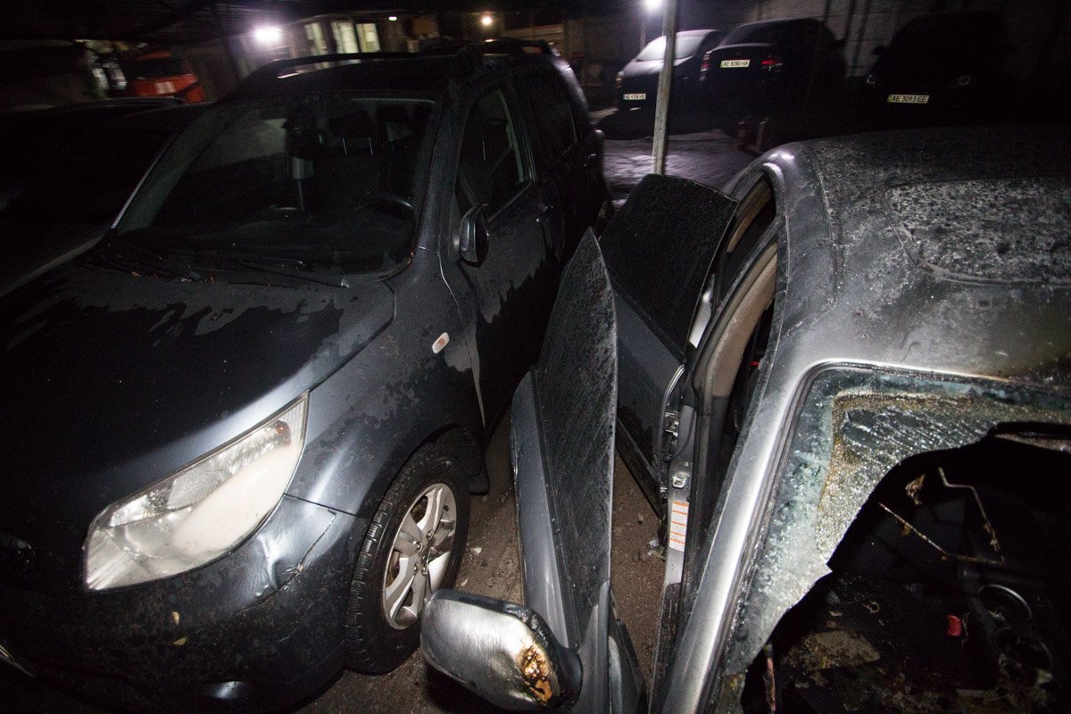 Вследствие пожара у припаркованного рядом Daihatsu оплавилась фара Вследствие пожара у припаркованного рядом Daihatsu оплавилась фара