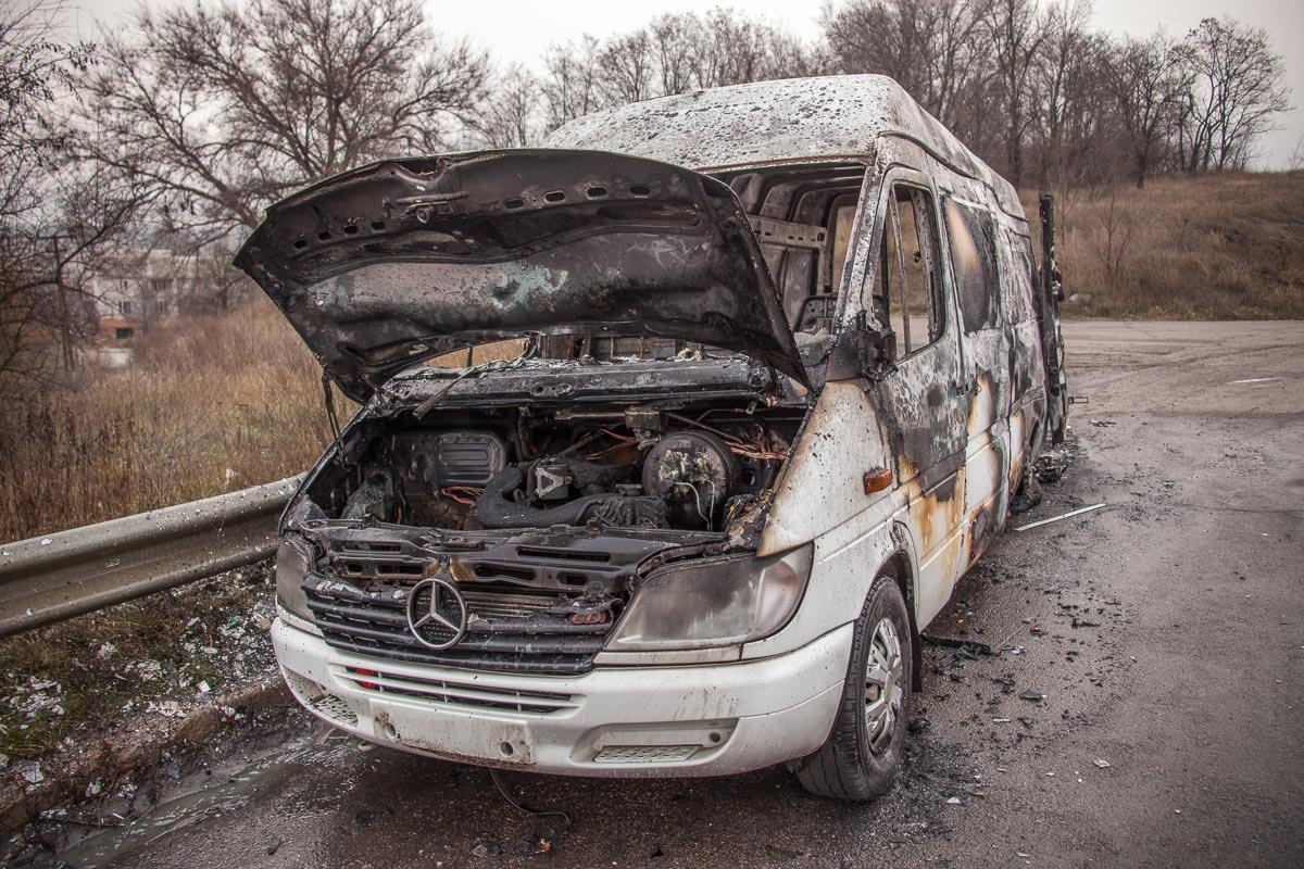 Огонь сильно повредил автомобиль Огонь сильно повредил автомобиль