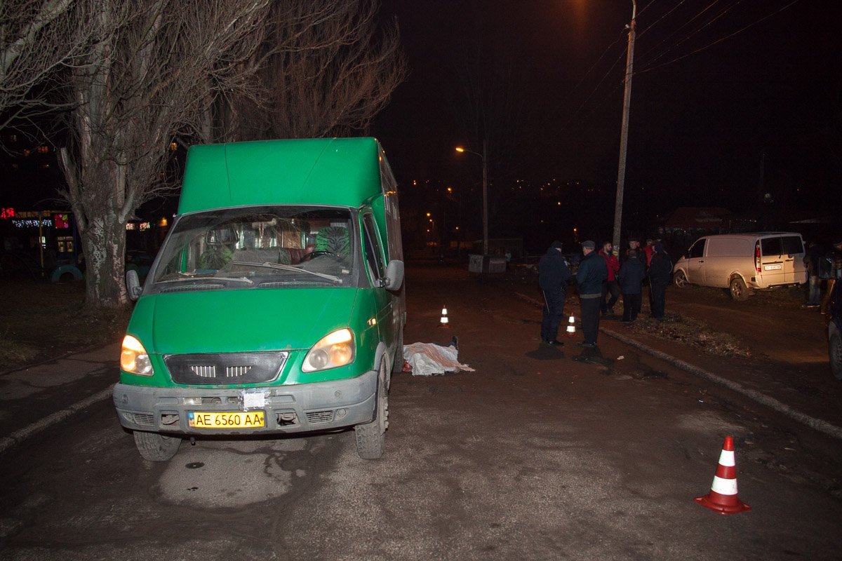 Мужчина споткнулся о яму на дороге и упал под колеса маршрутки