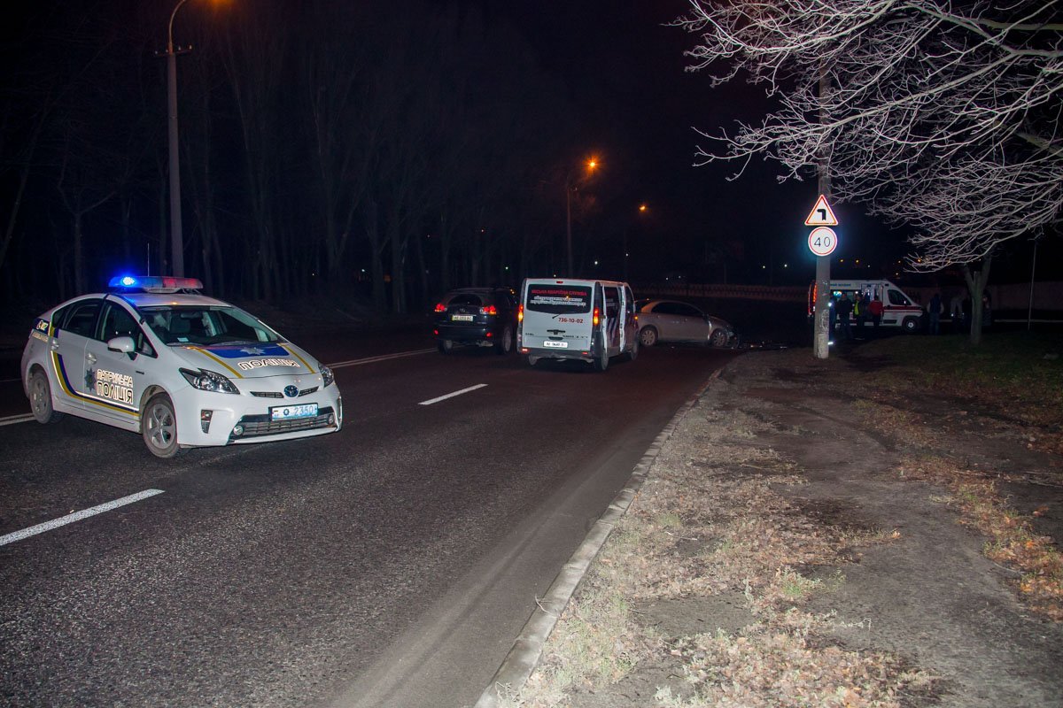 На месте аварии работает полиция На месте аварии работает полиция