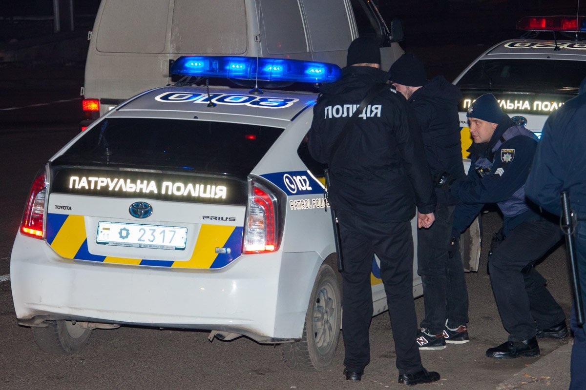 Осмотр одного из подозреваемых Осмотр одного из подозреваемых