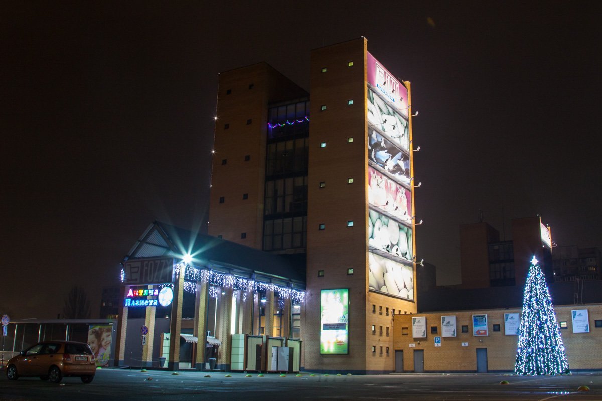 Одинокая елочка скучает на парковке Одинокая елочка скучает на парковке