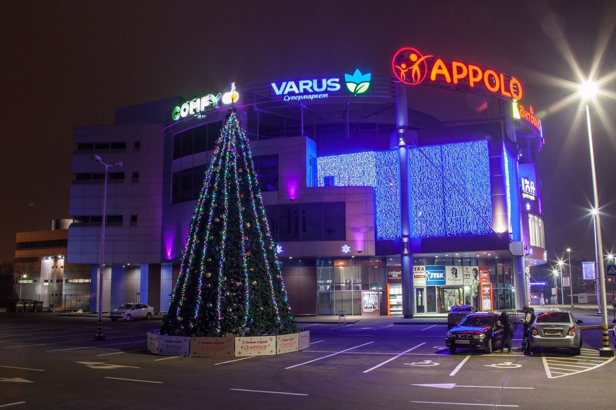 Таксисты любуются елкой Таксисты любуются елкой