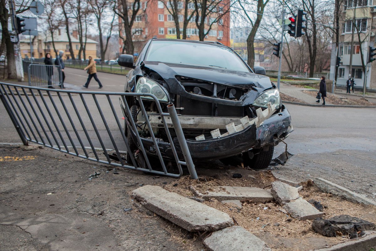 Lexus влетел в ограду Lexus влетел в ограду