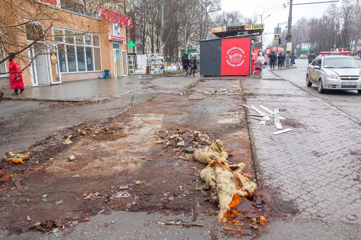 В Днепре начали демонтаж МАФов В Днепре начали демонтаж МАФов