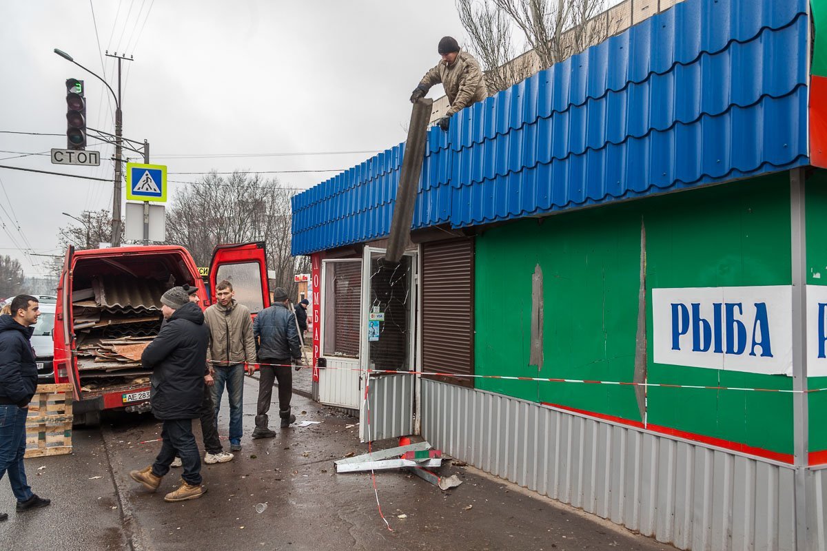 Сегодня уже снесли 4 киоска Сегодня уже снесли 4 киоска