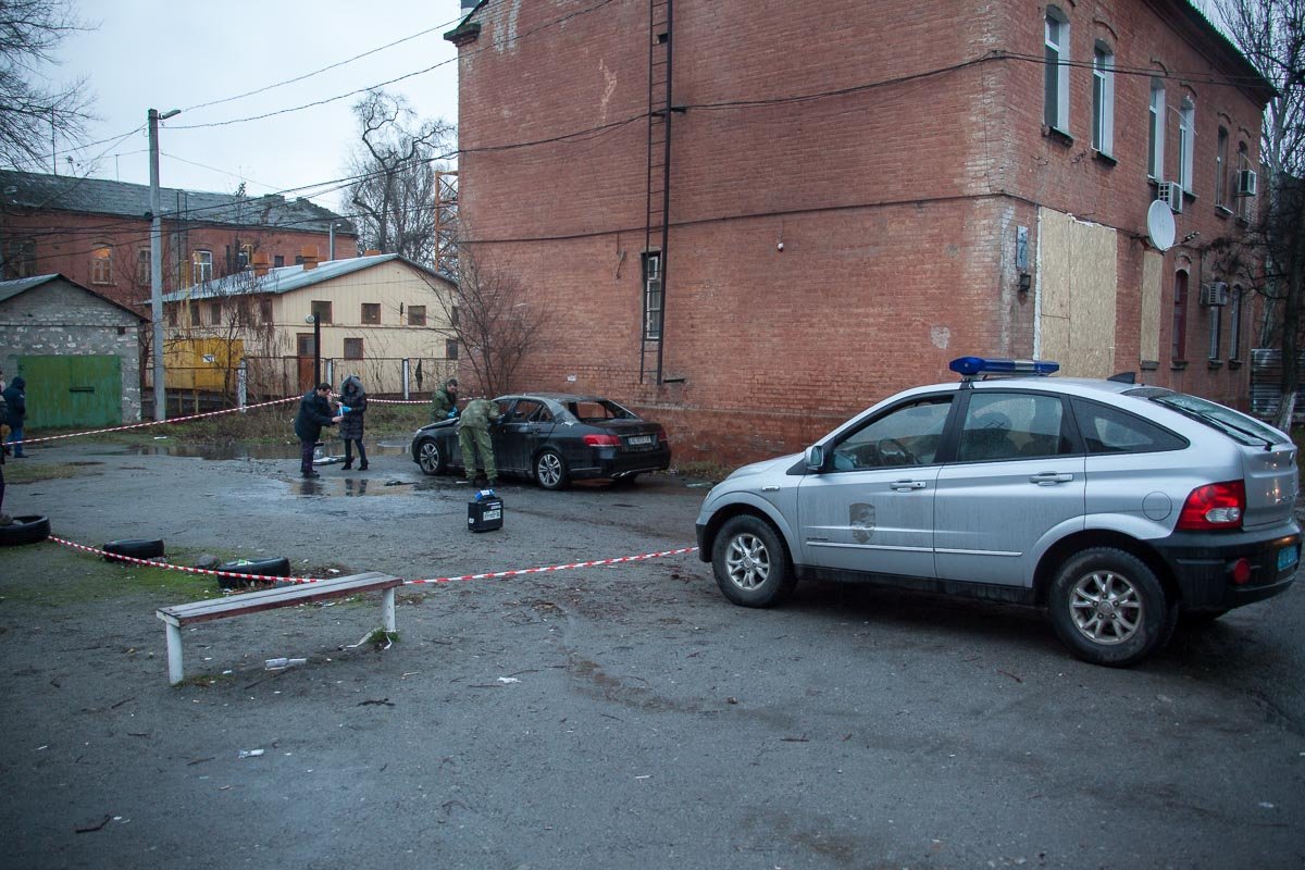 Возле здания суда взорвали автомобиль