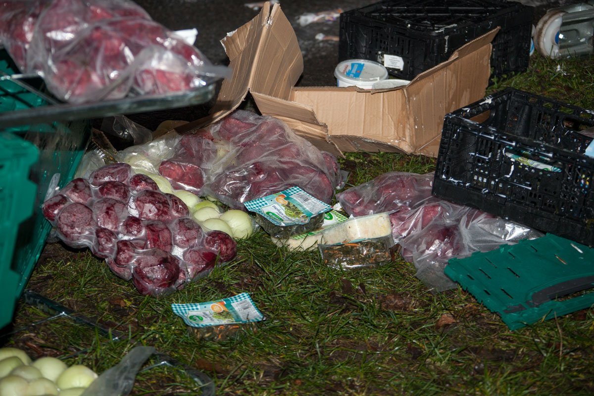 Обочина дороги засыпана продуктами