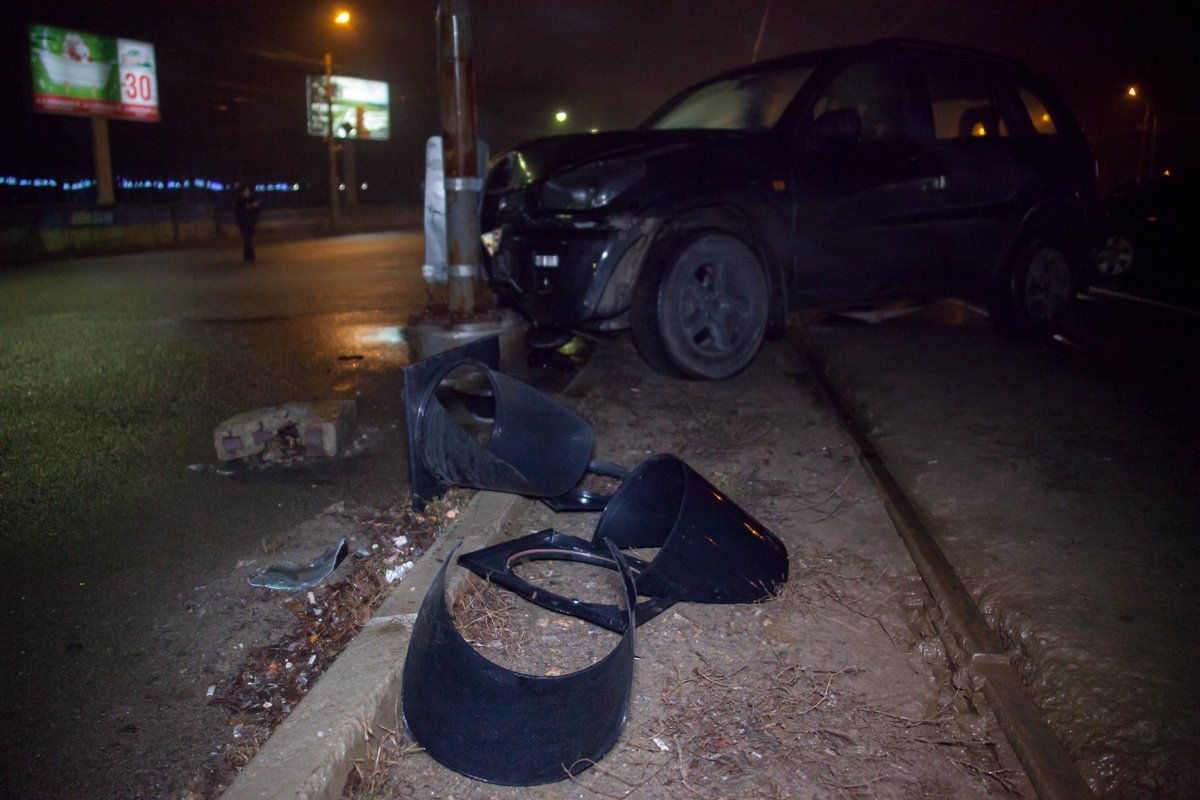 На Богдана Хмельницкого Toyota влетела в столб 2