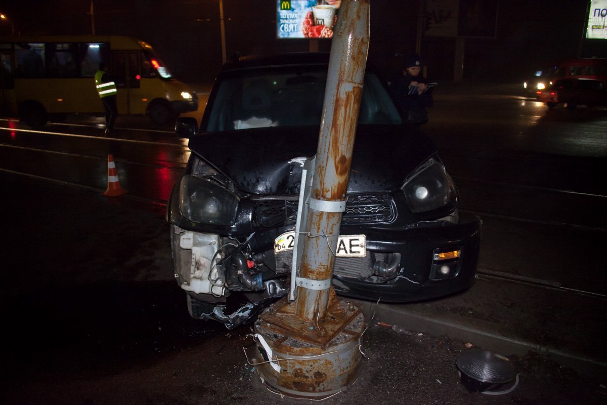 На Богдана Хмельницкого Toyota влетела в столб 3