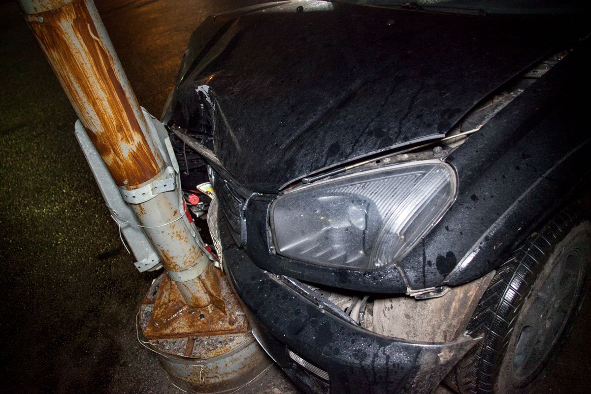 На Богдана Хмельницкого Toyota влетела в столб 4