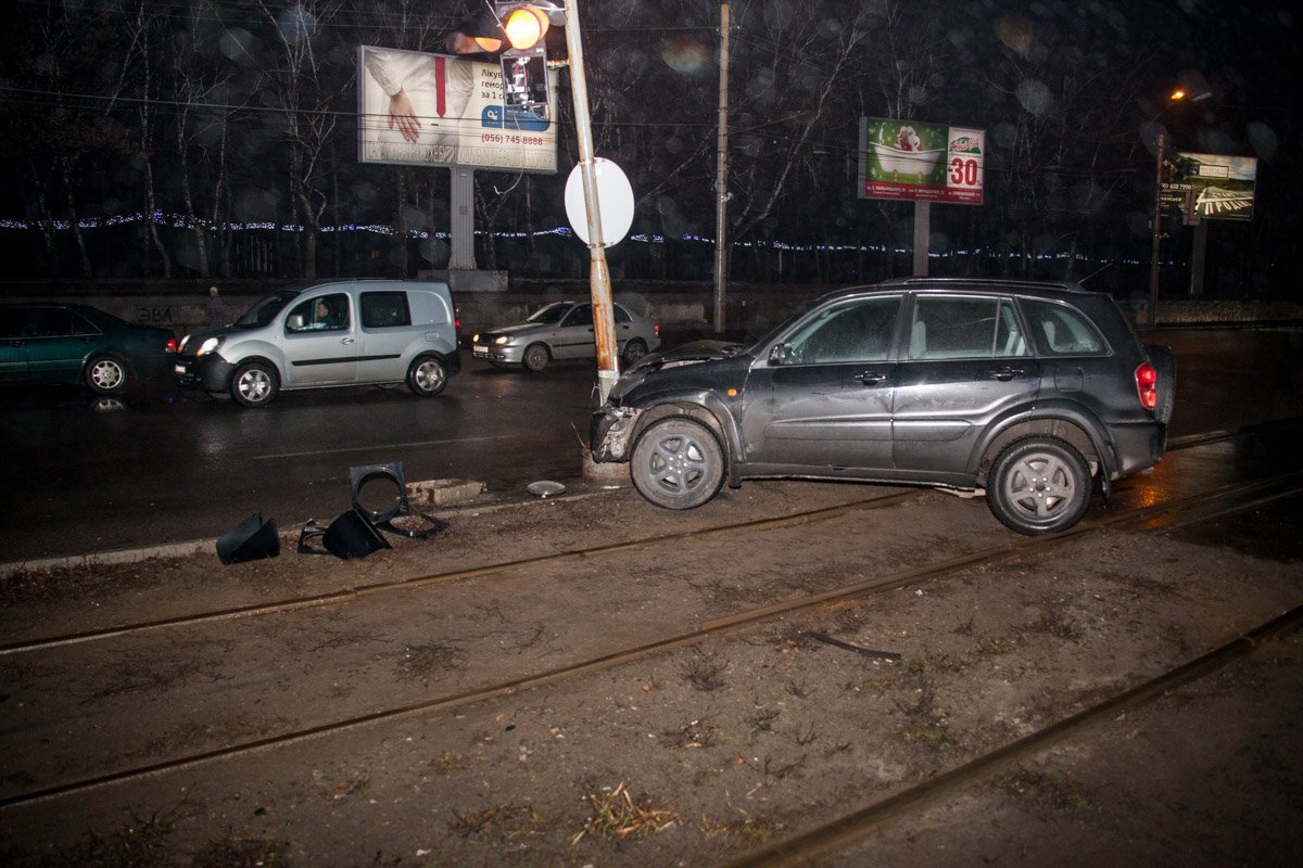 На Богдана Хмельницкого Toyota влетела в столб 5