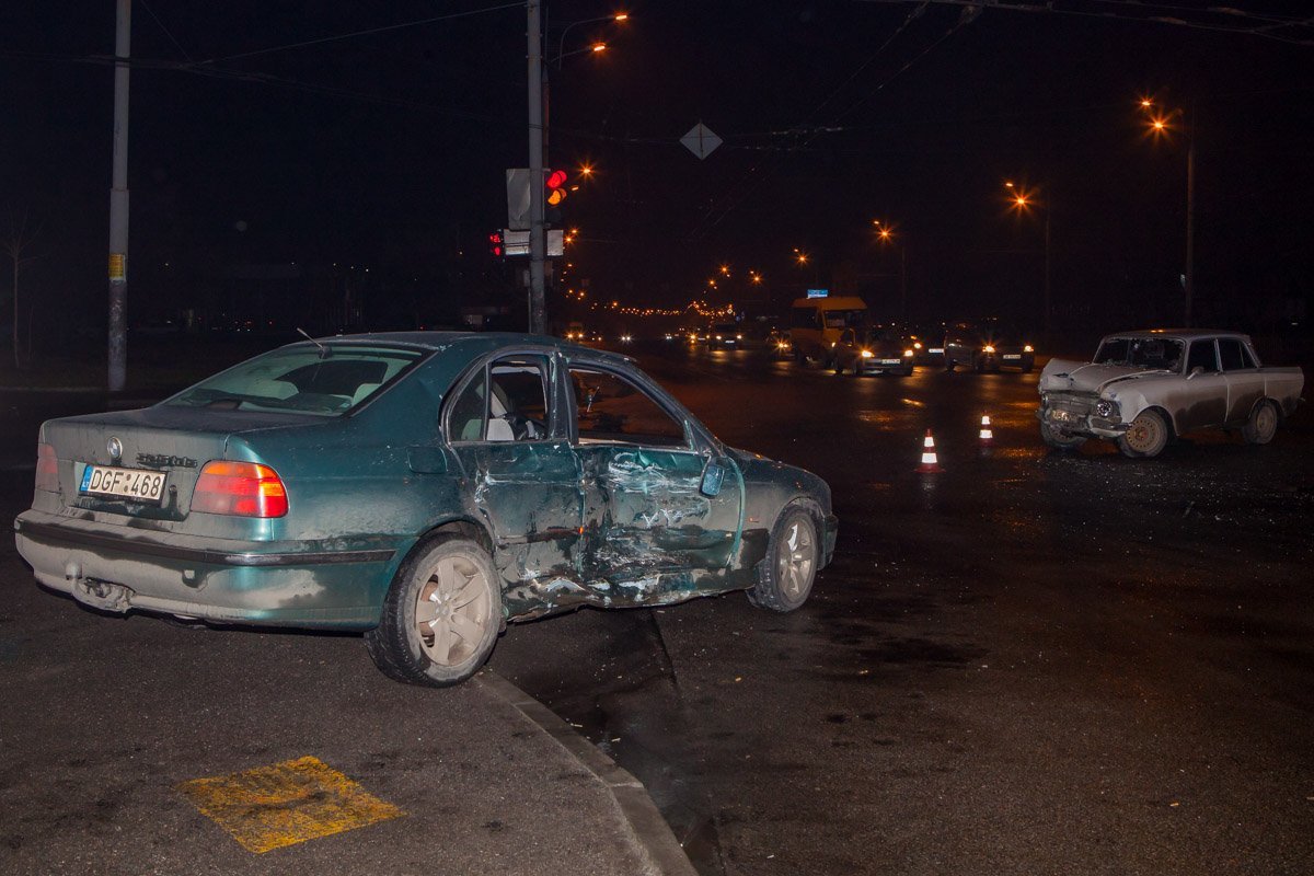 У BMW помята правая сторона автомобиля