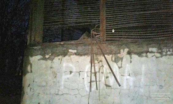 Поврежденное металлическое ограждение Поврежденное металлическое ограждение