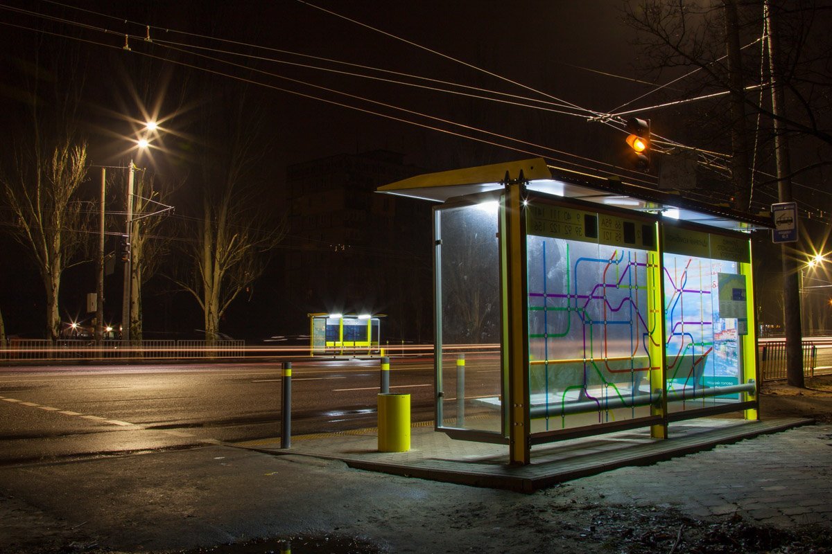 Остановка грустит без пассажиров общественного транспорта Остановка грустит без пассажиров общественного транспорта