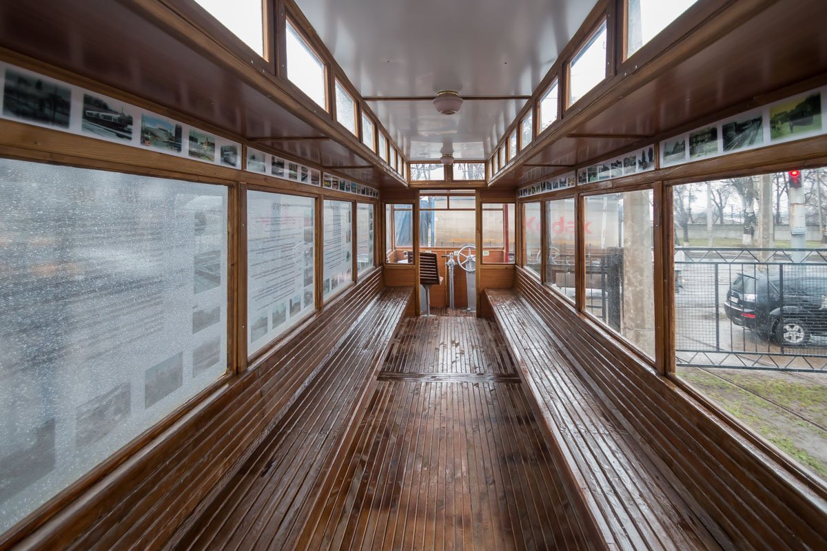 В салоне транспортного средства установили сидения их деревянных реек и из этого же материала набили пол В салоне транспортного средства установили сидения их деревянных реек и из этого же материала набили пол