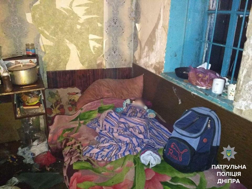 Местные жители сообщили патрульным, что в доме находятся дети Местные жители сообщили патрульным, что в доме находятся дети
