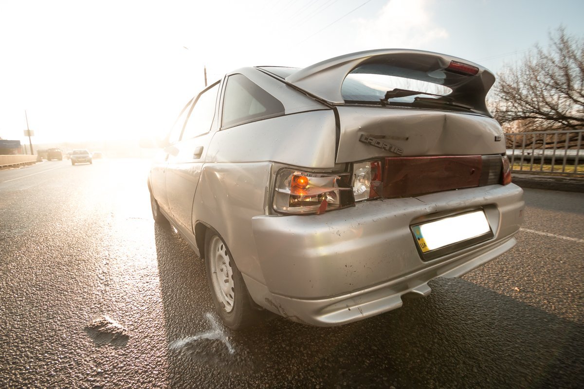 Солнце засветило водителя