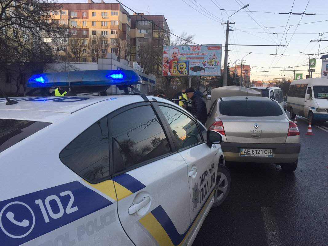 На месте аварии работает полиция На месте аварии работает полиция