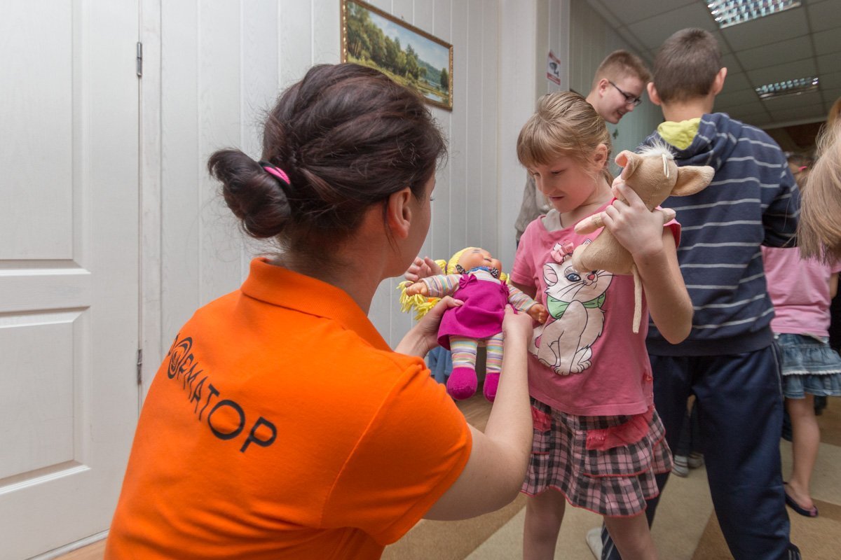 Малышка захотела розовую куклу