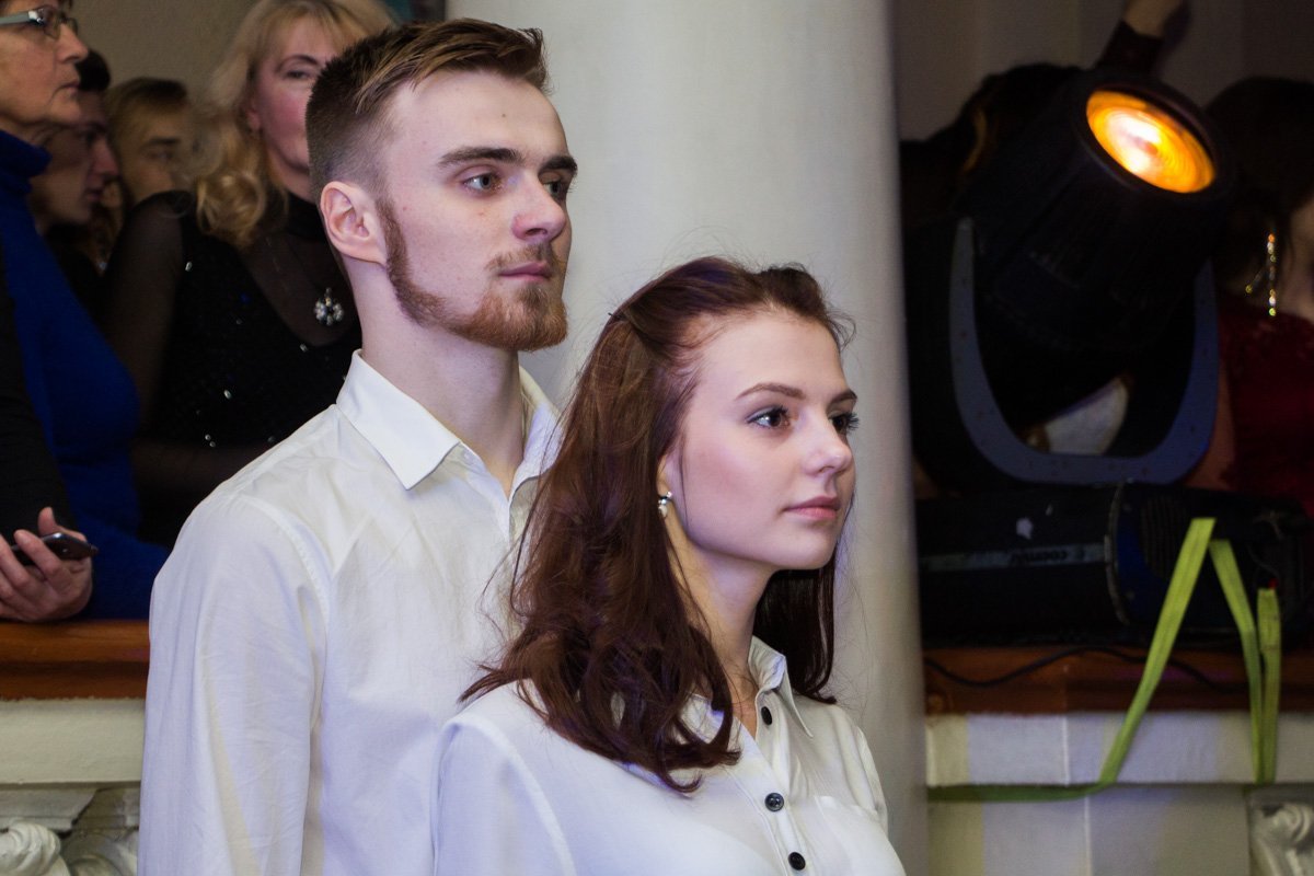 Многие пришли на бал уже парами Многие пришли на бал уже парами