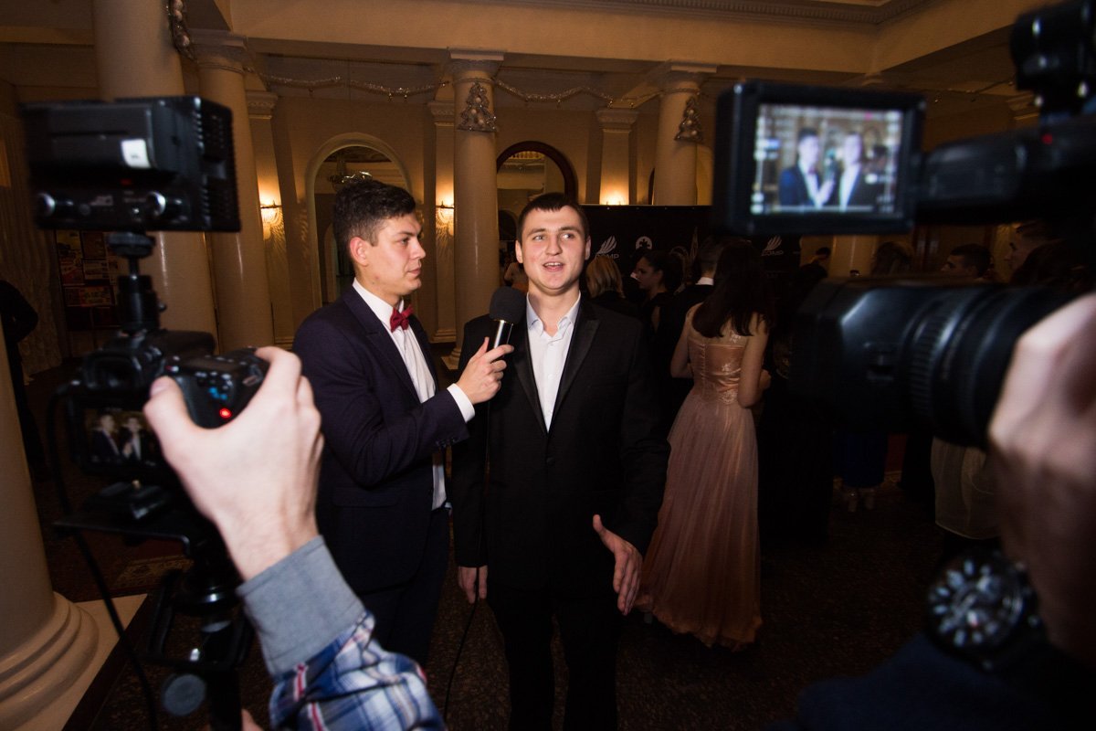 У участников брали интервью, таким образом они могли почувствовать себя настоящими звездами У участников брали интервью, таким образом они могли почувствовать себя настоящими звездами